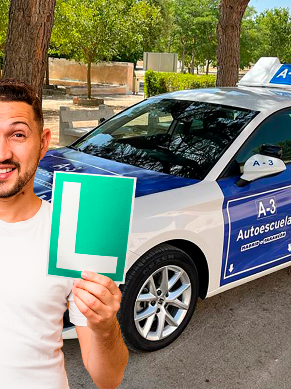 Alumno mostrando su L delante de un vehículo de Autoescuela A-3