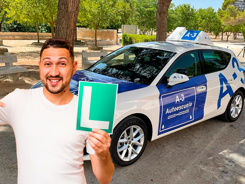 Alumno mostrando su L delante de un vehículo de Autoescuela A-3
